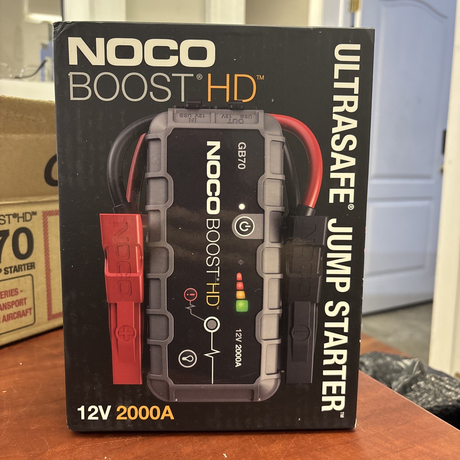 Battery Jump Starter Portable Compact Booster LED Light USB Power Pack 2000 Amps